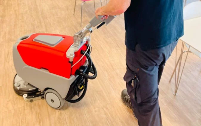 Lågt pris för golvvård hos Makeclean - Lerum